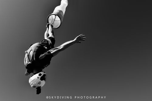 big air parachutisme black and white picture of a skydiver diving head down with a tube